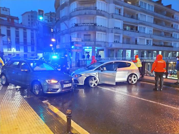 Ireki dute N-634 errepidea, eta autoak normaltasunez ari dira joan-etorrian