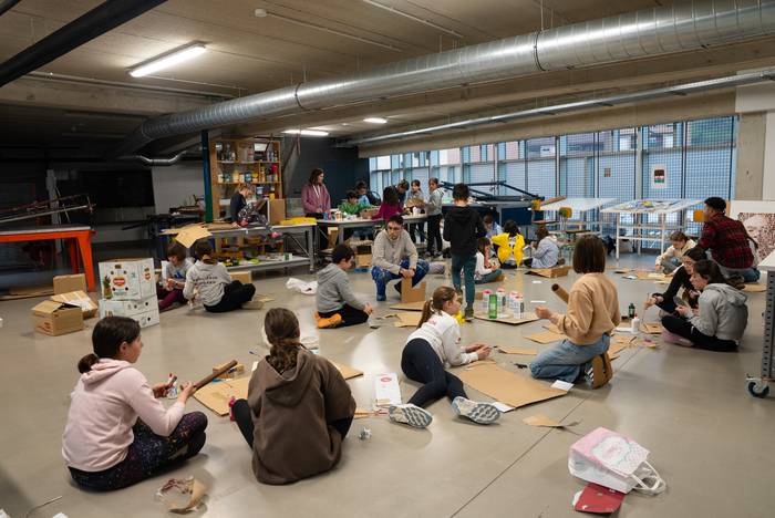 Sorginorratz egitasmoko gaztetxoek 'Haurren hiria' sortu dute arte plastikoen bidez