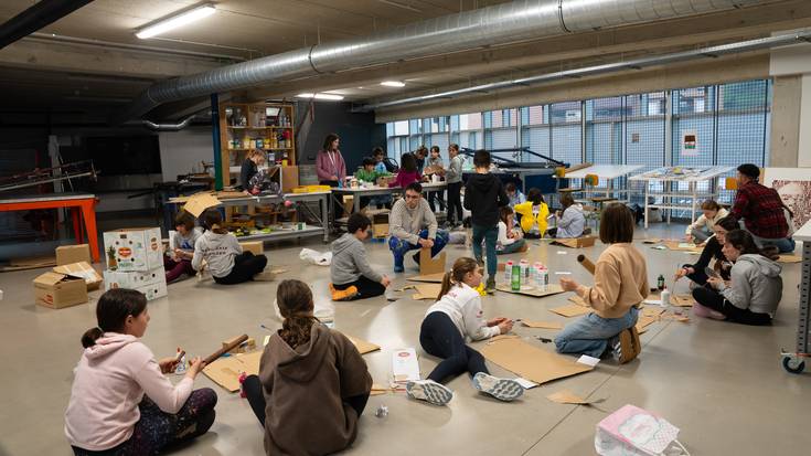 Sorginorratz egitasmoko gaztetxoek 'Haurren hiria' sortu dute arte plastikoen bidez