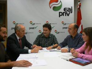 Zarauztarren beharren berri eman diete EAJko ordezkariek Erkorekari