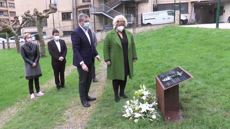 Bideoa: Aldundiaren omenaldia pandemian egoitzetan zendu diren pertsonei