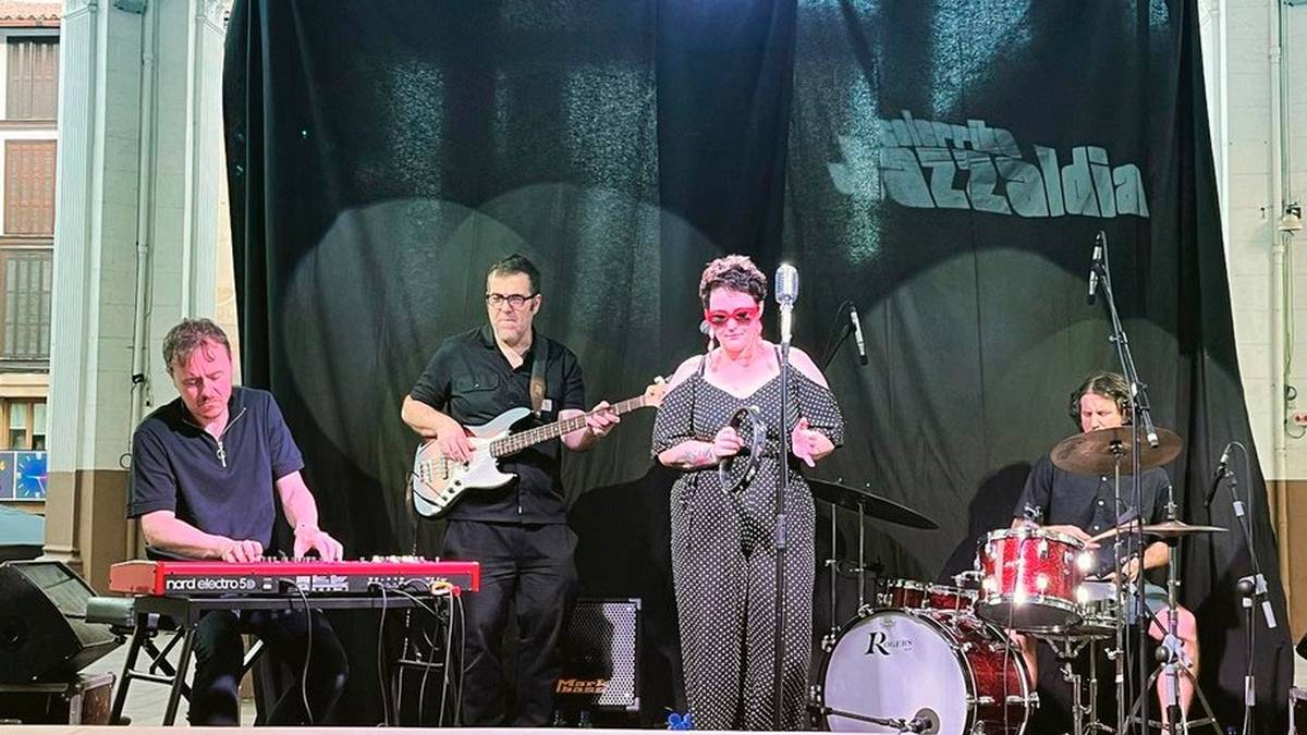 Arima Soul taldearen kontzertua, larunbatean hondartzan