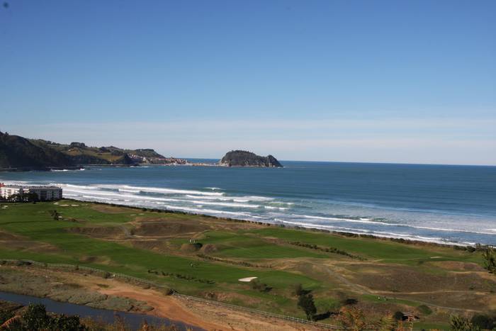 Alokairu kontratu berria sinatu dute Zarauzko Udalak eta golfak