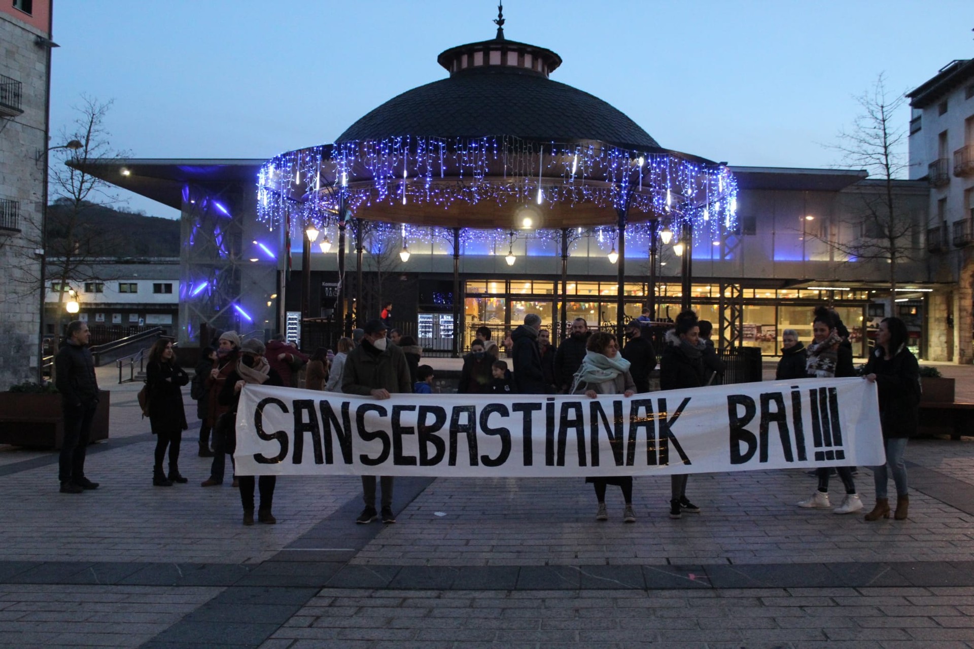 Donostian umeen danborrada egingo dutela eta, herritar talde batek erabakia berrikusteko eskatu dio Azpeitiko Udalari