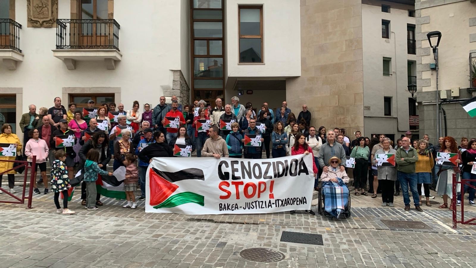 Palestinaren aurkako genozidioa salatzeko elkarretaratzea deitu dute biharko