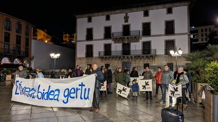 Euskal presoen eta iheslarien eskubideen aldeko elkarretaratzea egingo dute gaur
