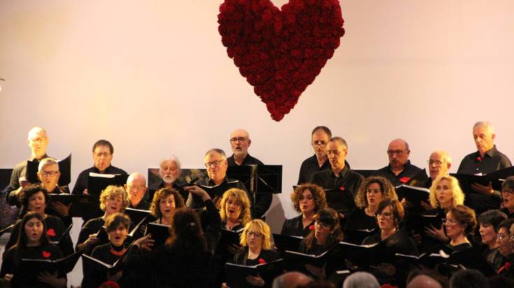 Zarautz Abesbatzaren maitasun doinuek alaitu dute Merkatu Plaza