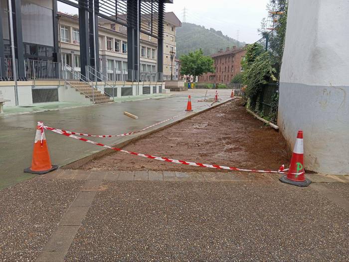Uztapide plazako haurren parkean lanak egiten ari dira