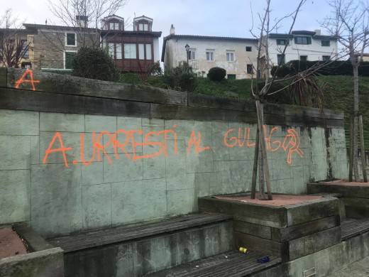 Aitor Urrestiren kontrako pintaketak salatu dituzte Getariako EAJk eta EH Bilduk