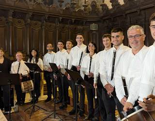 Martin Baker organo jotzailearen eta Txalkor txistulari taldearen doinuek hartu dute parrokia