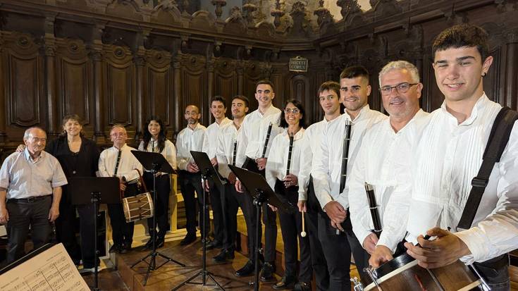 Martin Baker organo jotzailearen eta Txalkor txistulari taldearen doinuek hartu dute parrokia