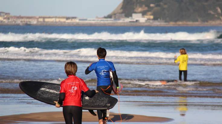 Irudietan: Zarautz Pro 4Teens Surf Txapelketaren lehen eguna