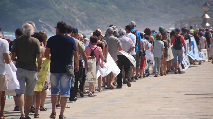 Zarauzko hondartzara ere eramango dute dispertsioaren aurkako aldarria