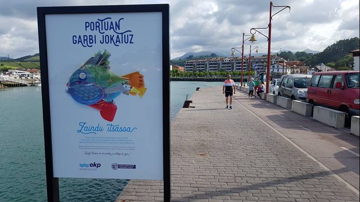 Portua garbi mantentzeko gomendioak ematen dituen panelak jarri dituzte moilan eta Talaipe parean