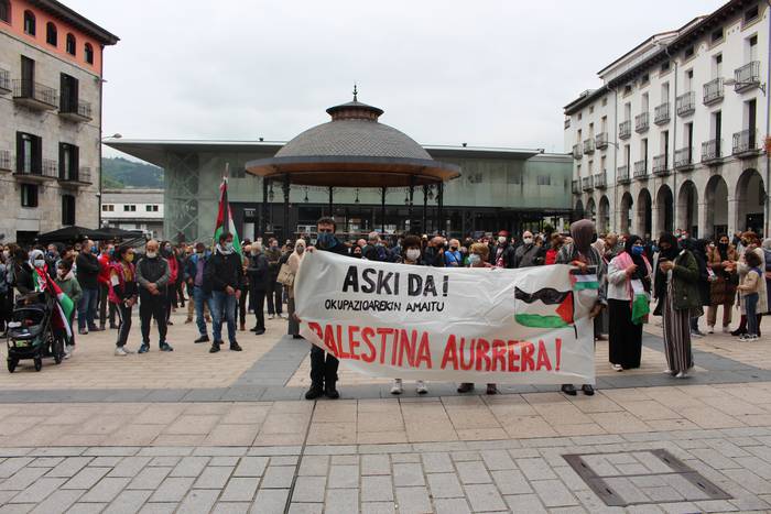 Palestinari babesa adierazteko elkarretaratze jendetsua egin dute plazan