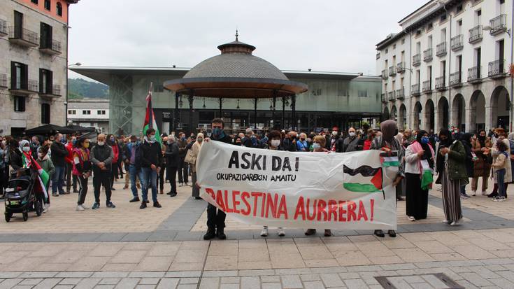 Palestinari babesa adierazteko elkarretaratze jendetsua egin dute plazan