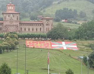 Nafarroako bandera eta ikurrina, Olazko belardian