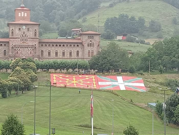 Nafarroako bandera eta ikurrina, Olazko belardian
