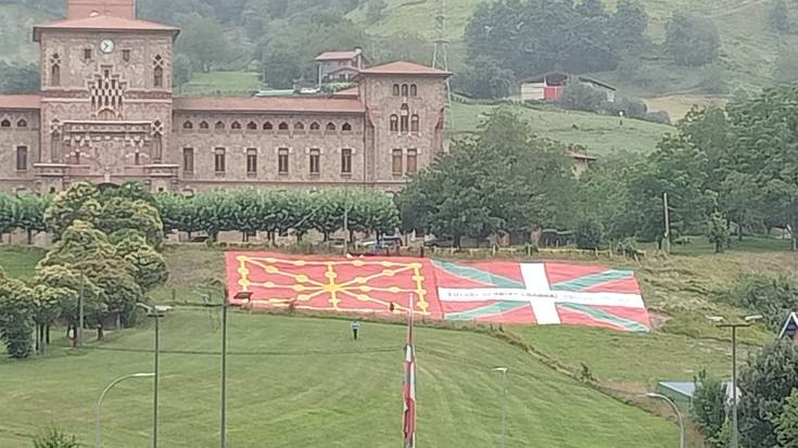 Nafarroako bandera eta ikurrina, Olazko belardian
