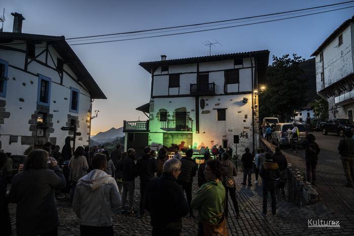 Reggae eta dub doinuz bete zuten Errezil Ital Erikek eta lagunek