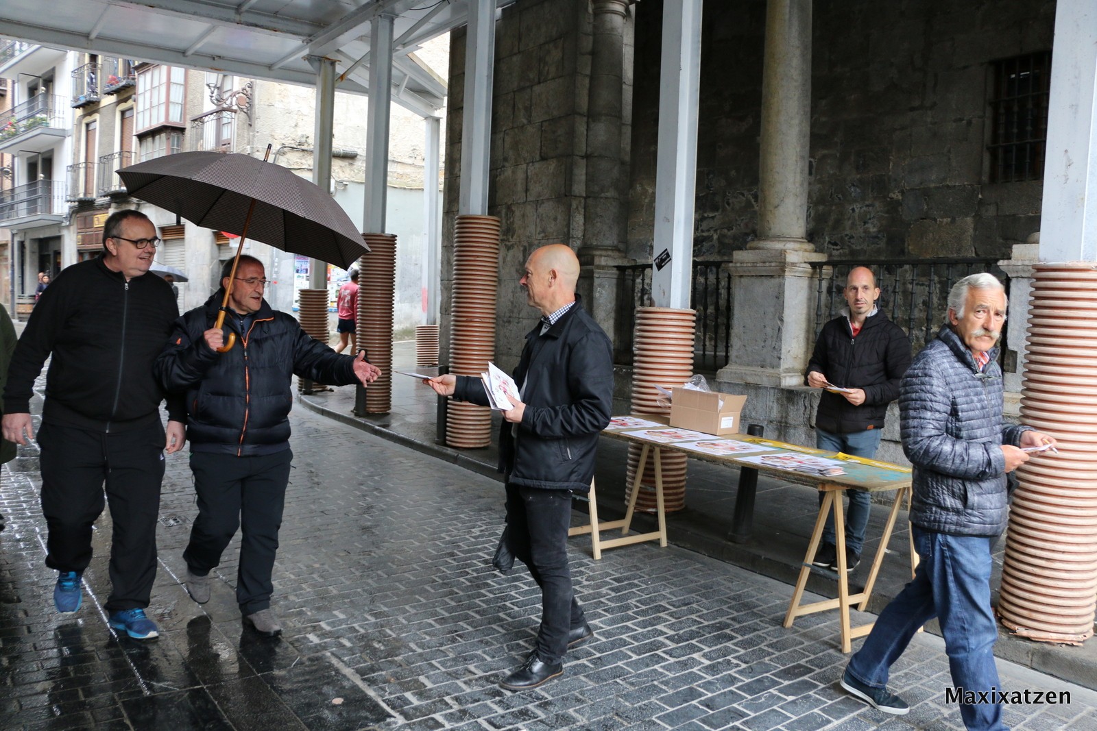 Azkoitia Baiko ordezkariak euren programa herritarrei eskura banatzen aritu dira