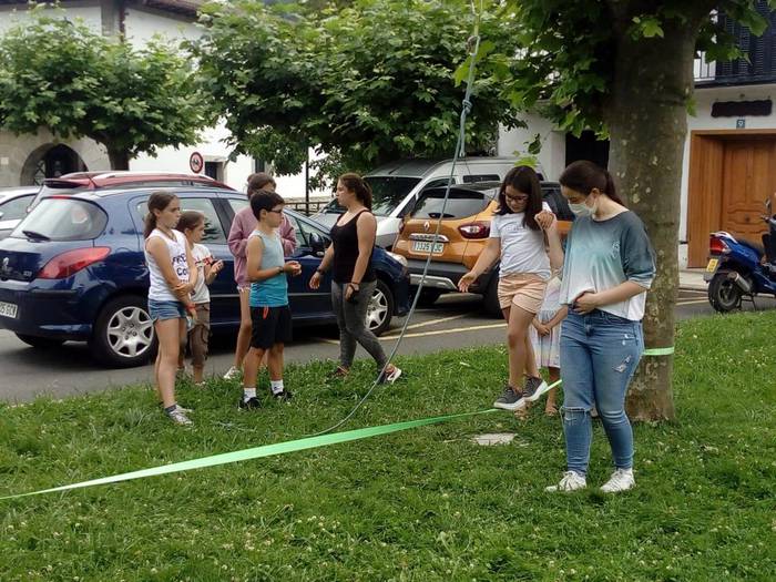Bola-jokoan eta slackline zintaren gainean ibili dira Aizarnazabalen