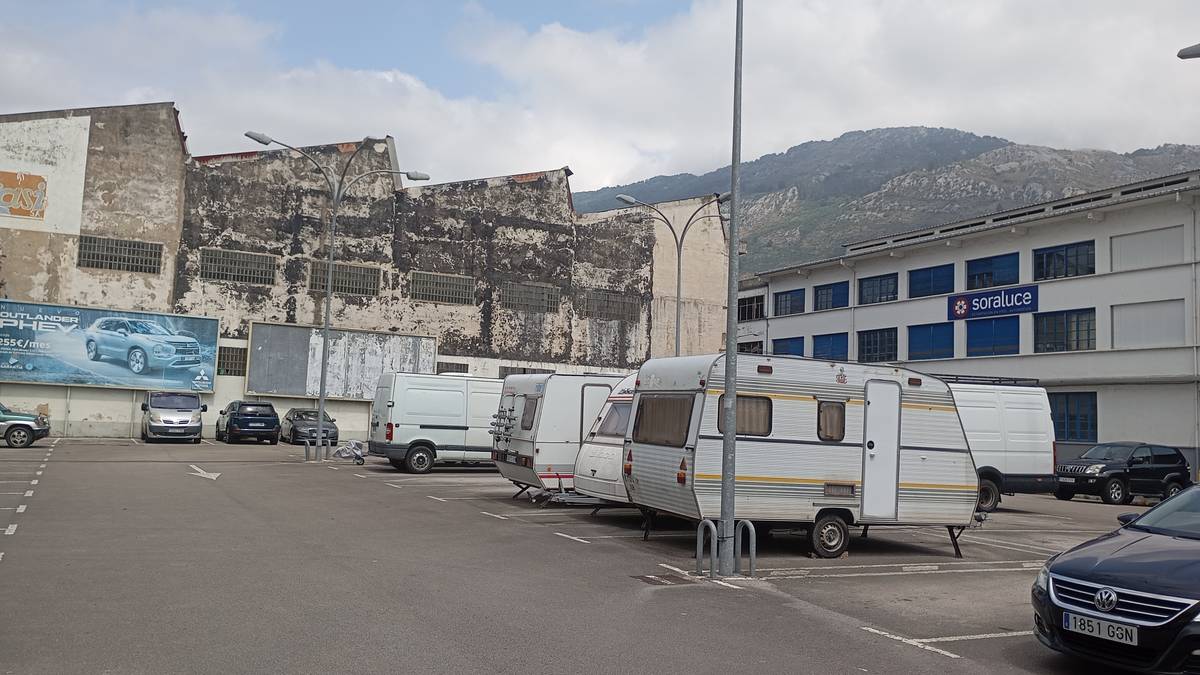 Lapurretan egin dute Lidl zaharraren aparkalekuko karabana batean