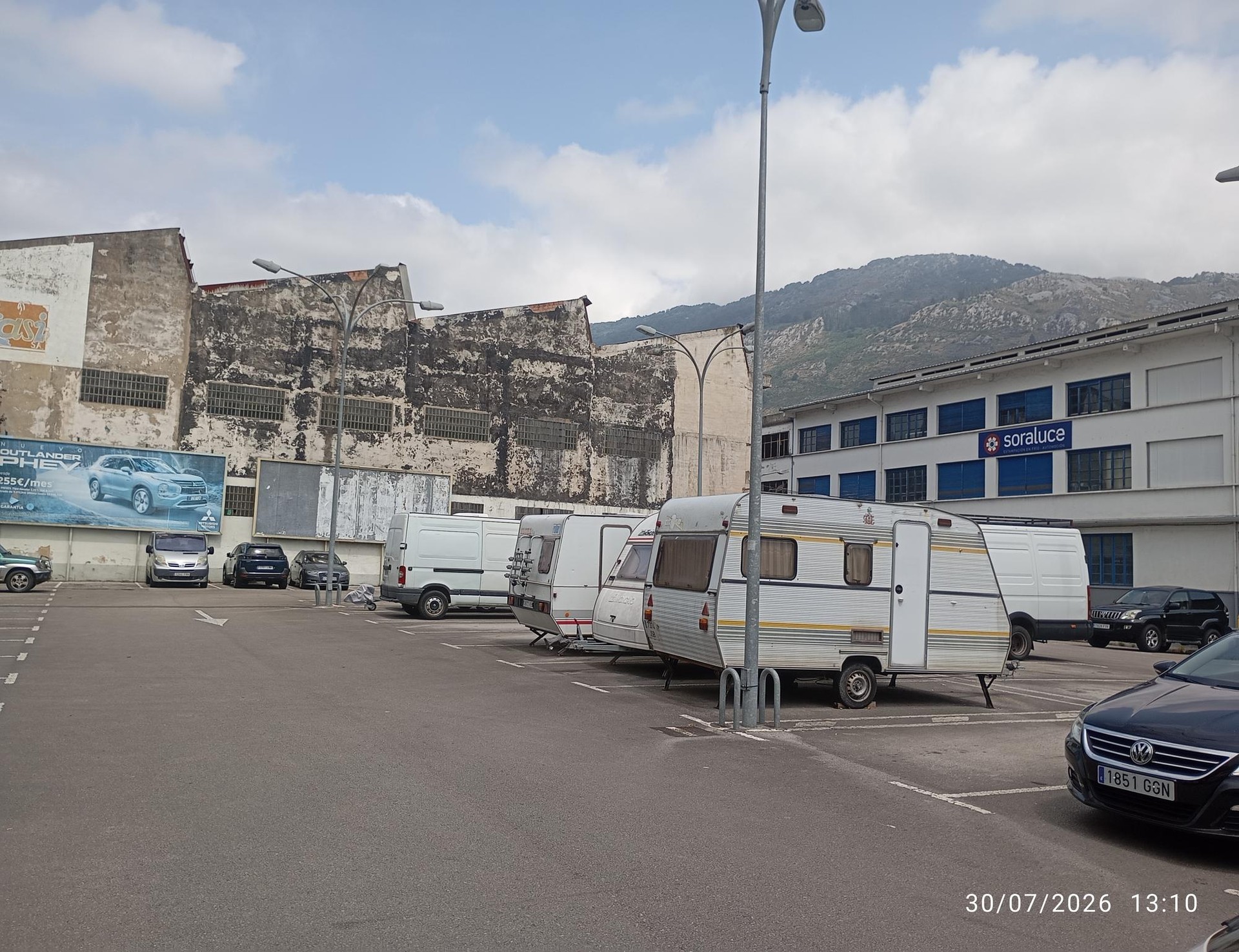 Lapurretan egin dute Lidl zaharraren aparkalekuko karabana batean