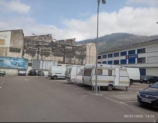 Lapurretan egin dute Lidl zaharraren aparkalekuko karabana batean