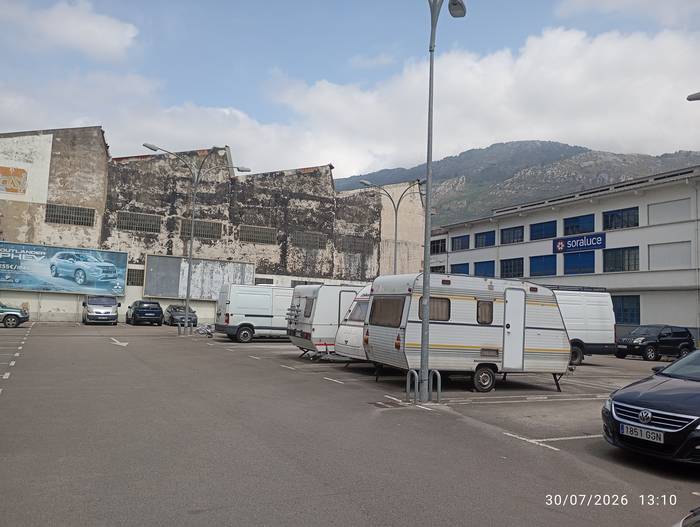 Lapurretan egin dute Lidl zaharraren aparkalekuko karabana batean