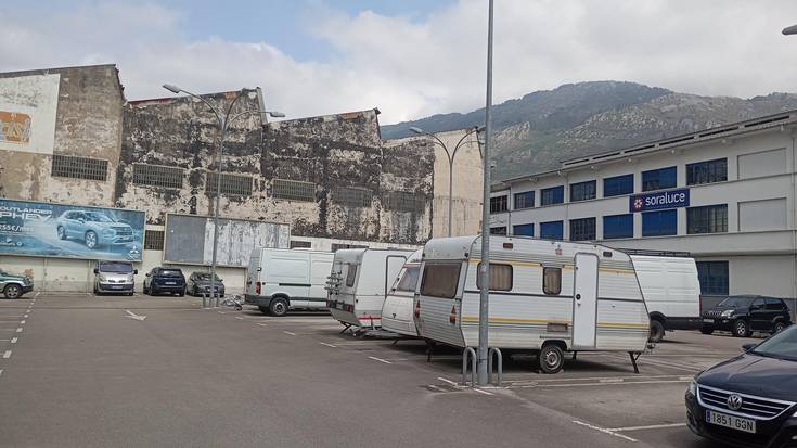 Lapurretan egin dute Lidl zaharraren aparkalekuko karabana batean