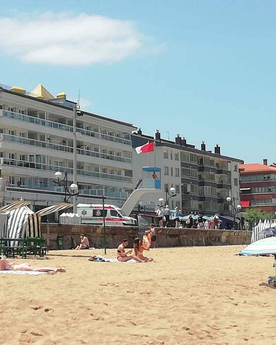 Zarauzko hondartzan bainatzea debekatu dute marmokengatik