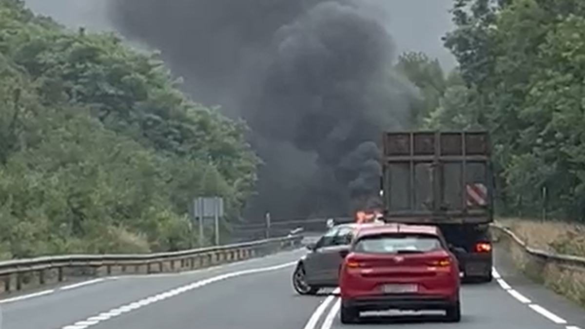 Azkarateko errepidea zabaldu dute, auto batek su hartu eta gero