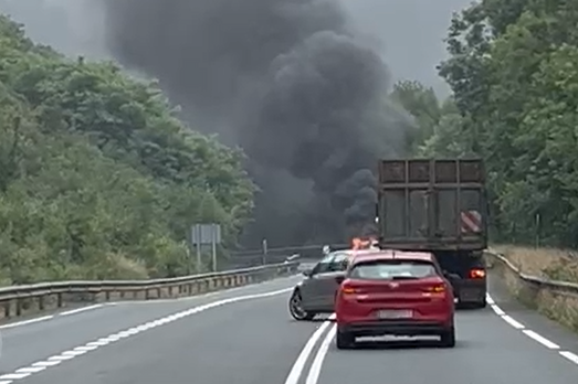 Azkarateko errepidea zabaldu dute, auto batek su hartu eta gero