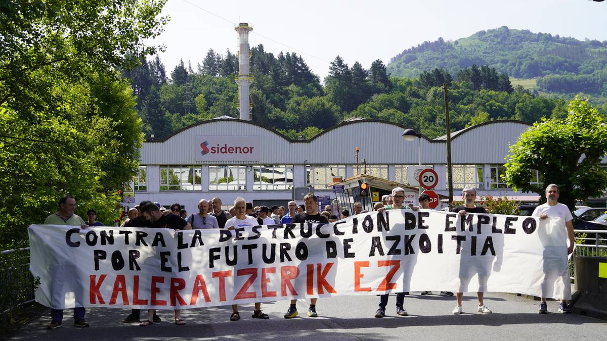 "Ezkutuko kaleratzeak" salatu dituzte Sidenorreko langileek