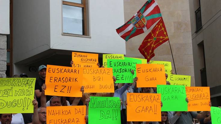 "Euskaraz bizi nahi" dutela eta "erasorik ez" egiteko aldarrikatu dute hamarnaka lagunek