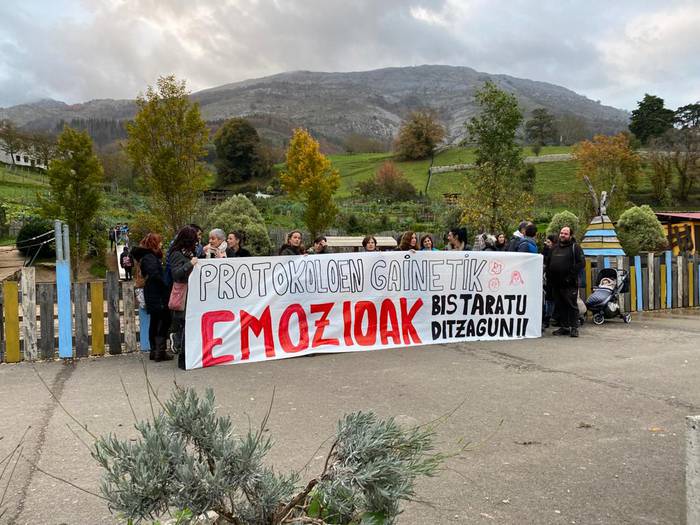 "Protokoloen gainetik emozioak bistaratzea" eskatuz elkarretaratu da guraso talde bat