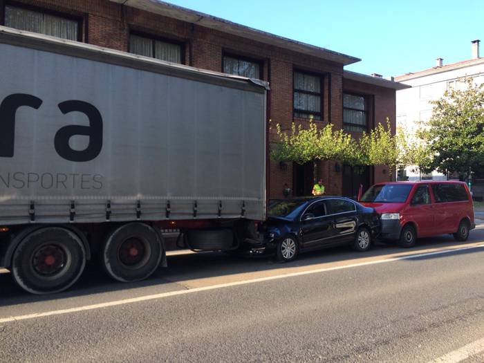 Kamioi baten eta bi autoren arteko istripua izan da Loiolan