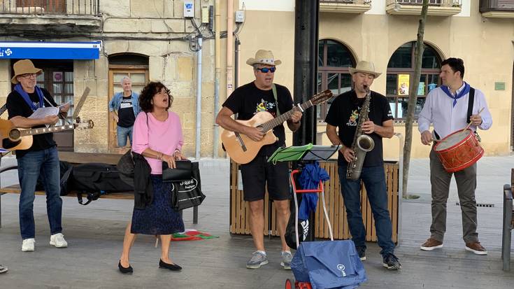 Giro bikaina jarri du herrian Arrai Zopa kantu talde zarauztarrak