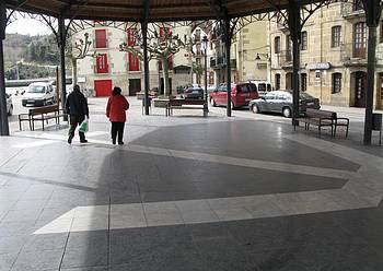 Orioko Udalak asteburuetan autoen zirkulazioari plaza ixtea erabaki du