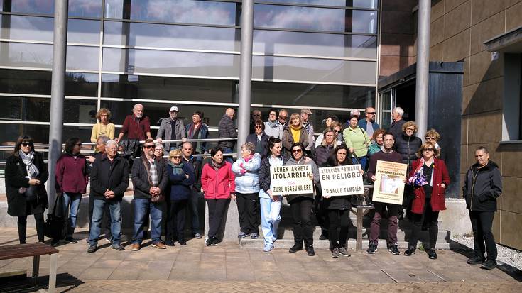 Osasun zentroko lehen arretako langileak kalera atera dira gaur ere