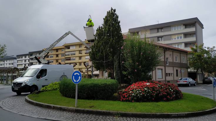 HARA! Gabonetako argiak jartzen hasi dira biribilguneetan