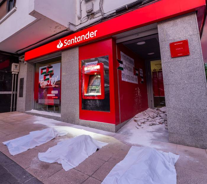 Mila kilo obra-hondakin bota dituzte Banco Santanderren sarreran, Israelekin harremanak dituela salatzeko
