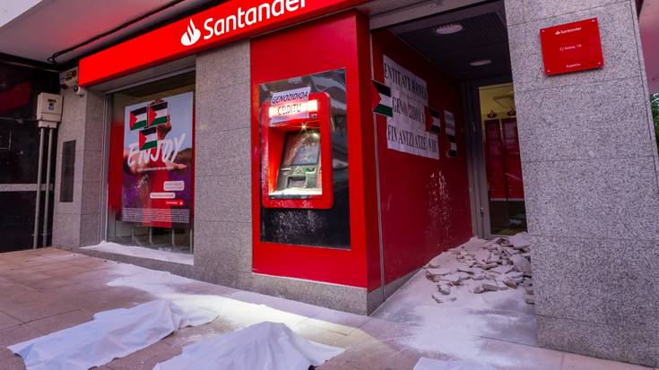 Mila kilo obra-hondakin bota dituzte Banco Santanderren sarreran, Israelekin harremanak dituela salatzeko