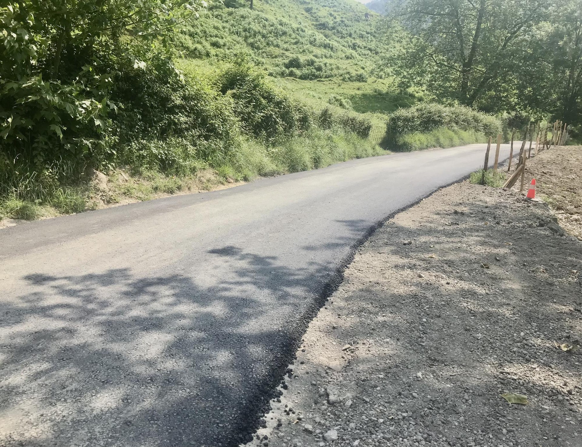 Sistiaga Errekako bidea zabalik, errepidea egonkortuta