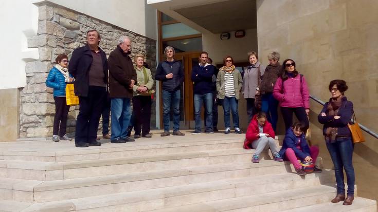 Bruselako atentatuak gaitzesteko elkarretaratzea egin da