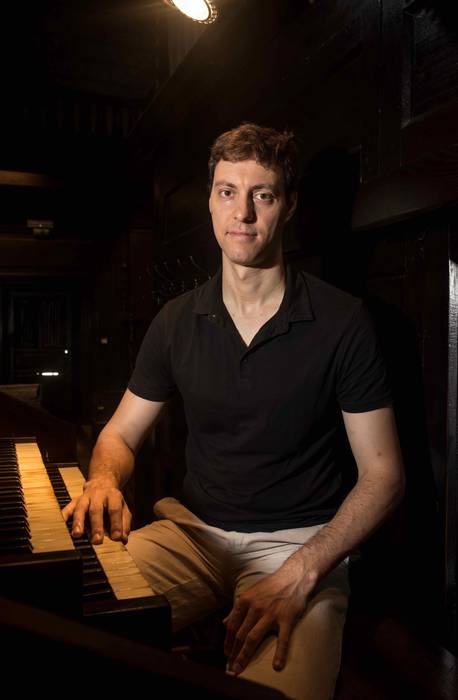 Santiago Banda: "Eliza askotan organoak kendu eta teklatu modernoak jarri dituzte jada. Zoritxarrez" 