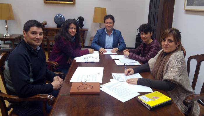 Bizikidetza Lantzen programa aurkeztu die aldundiak Zarauzko udal ordezkariei