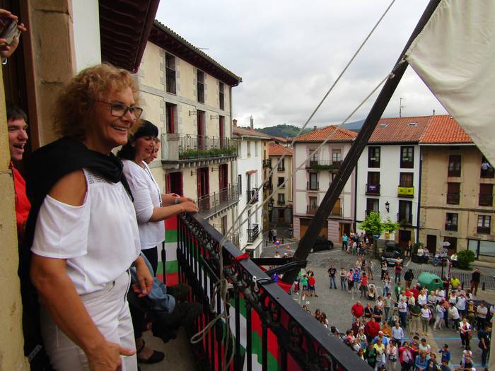 Elena Iruretak igo du Zumaiako sanpedroetako bandera