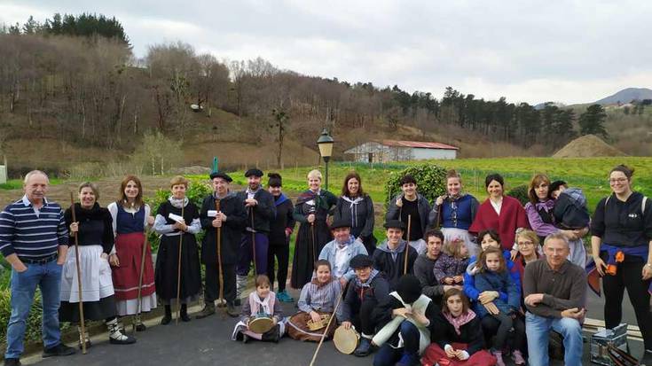 Santa eskean ibili dira Arroa Behean ere